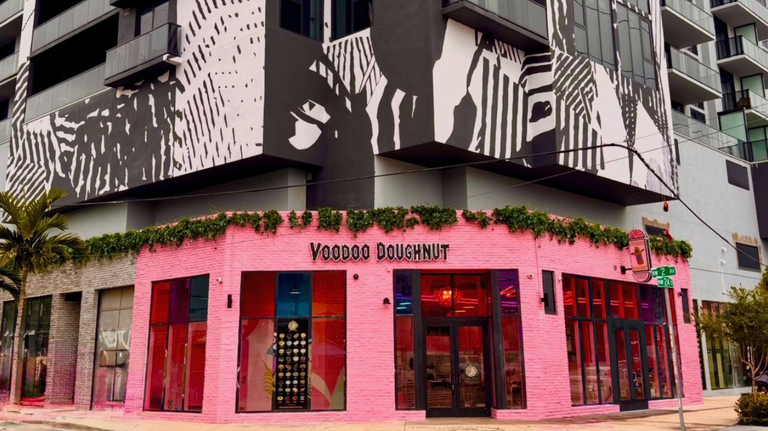 Voodoo Doughnut famosa por celebrar bodas, abrió en Wynwood