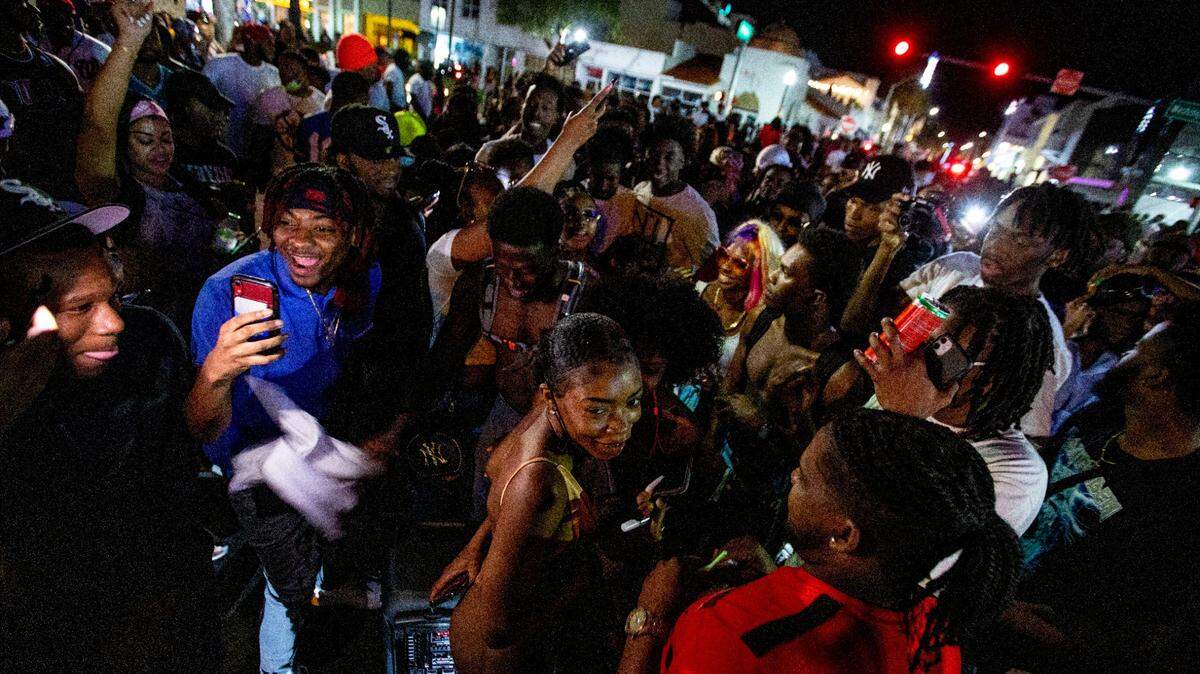Personas en la calle una hora después del toque de queda en Miami Beach, Florida, el domingo 21 de marzo de 2021. Mientras la policía de Miami Beach cerraba Ocean Drive, hordas de personas se desplazaron hacia el oeste, hacia Alton Road, antes de que algunos arrestos disolvieran a la multitud.