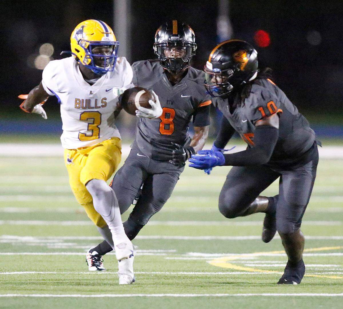 Northwestern Bulls running back Jamari Ford (3) carries the ball against Booker T. Washington Tornadoes during football game on Saturday, October 15, 2022 at Traz Powell Stadium in Miami. Andrew Uloza / for Miami Herald