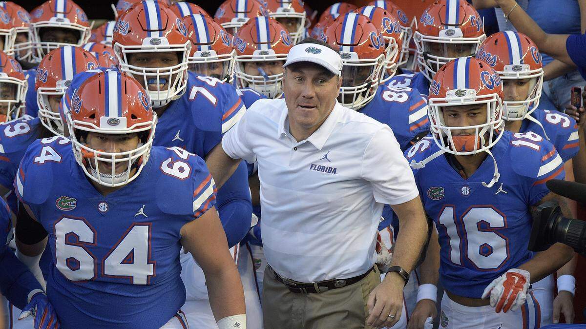Florida head coach Dan Mullen, center, focused on practices this week.
