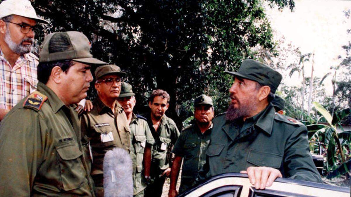 Manuel Menéndez Castellanos, exlíder del Partido Comunista de Cuba (izq.), en una foto con Fidel Castro en 1996.
