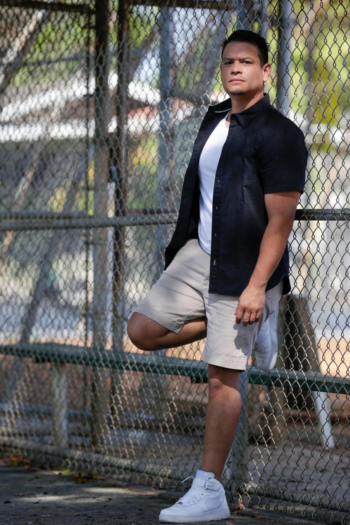 El director de cine José Navas es fotografiado frente al campo de béisbol del parque Riverside, en el barrio de La Pequeña Habana.