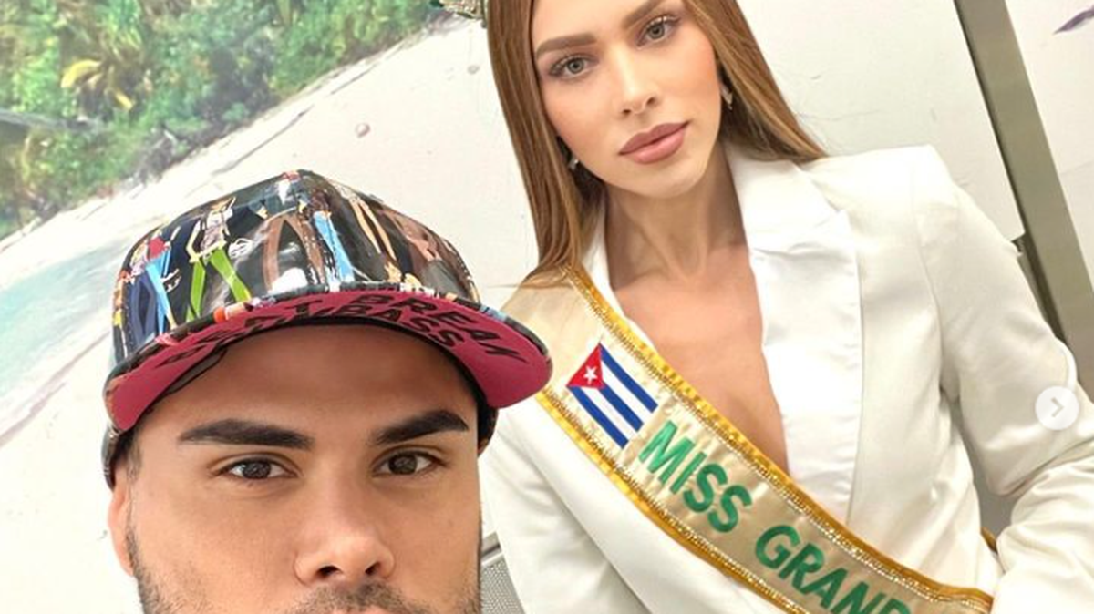 El diseñador venezolano Prince Julio César, director de Miss Universe Cuba, con Fabién de la Concepción, Miss Grand Cuba 2022.