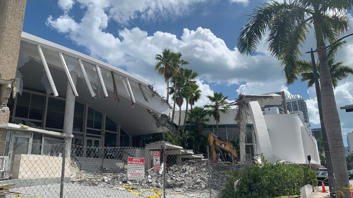 Trabajadores derribaron parte de la entrada principal del Deauville Beach Resort el 12 de marzo de 2022, días después que Miami Beach aprobó el permiso para demoler el histórico edificio.