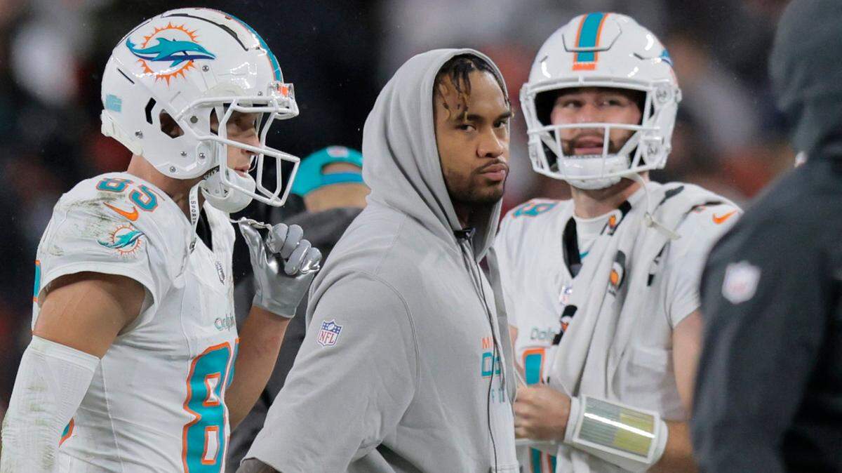 El quarterback de los Miami Dolphins, Tua Tagovailoa (1), al margen del partido de la NFL contra los Cleveland Browns en el Huntington Bank Field en Cleveland, Ohio, el domingo 29 de diciembre de 2024.