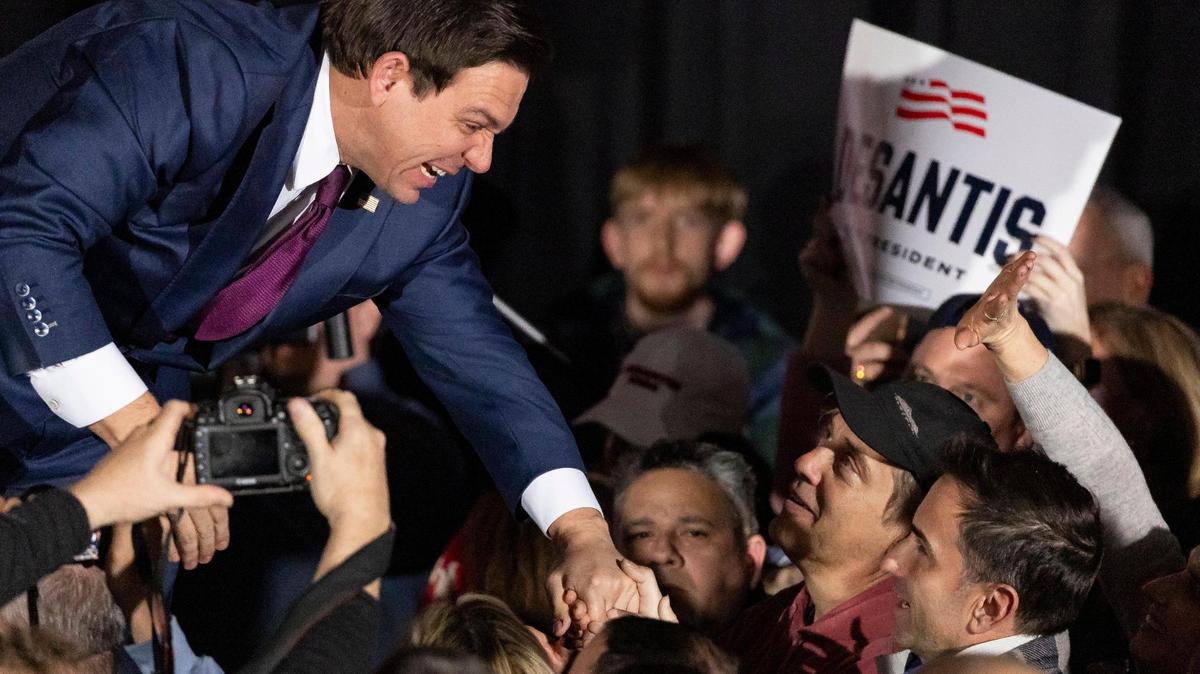 El gobernador de la Florida, Ron DeSantis, saluda a sus partidarios durante su fiesta de observación de los caucus en el Sheraton West Des Moines Hotel, el lunes 15 de enero de 2024, en West Des Moines, Iowa. El ex presidente Donald Trump quedó en primer lugar en los caucus de Iowa el lunes por la noche.