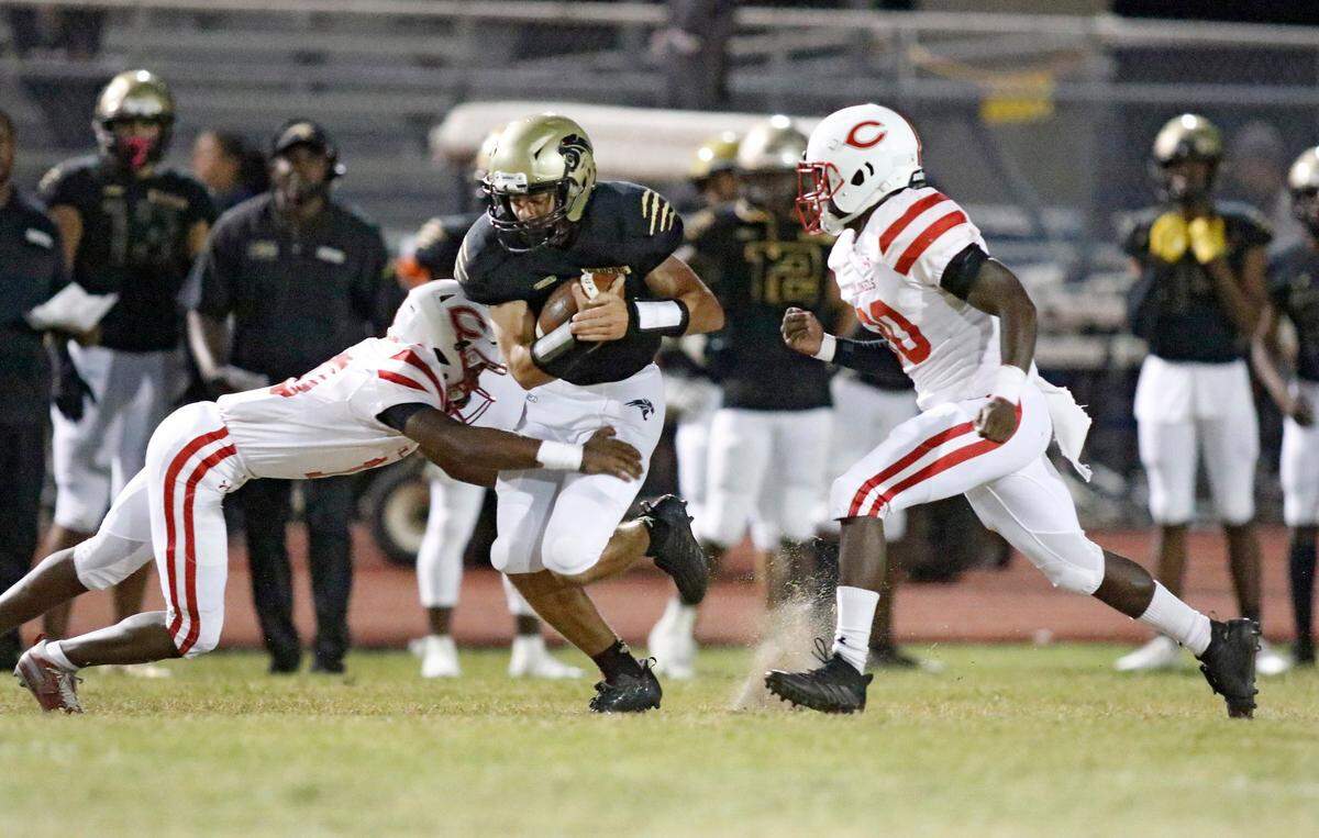 Western Wildcats quarterback Collin Hurst carries the ball against Plantation Colonels during football game on Friday, November 4, 2022 at Western HS in Davie. Andrew Uloza / for Miami Herald