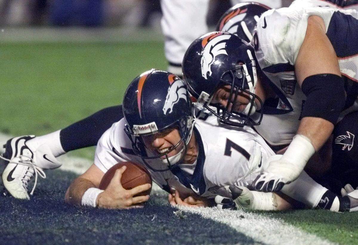Denver Broncos quarterback John Elway falls across the goal line to score during the fourth quarter against the Atlanta Falcons during Super Bowl XXXIII in Miami Sunday, Jan. 31, 1999.