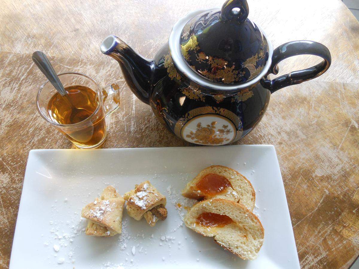Tea and sweets at Shirin Glatt