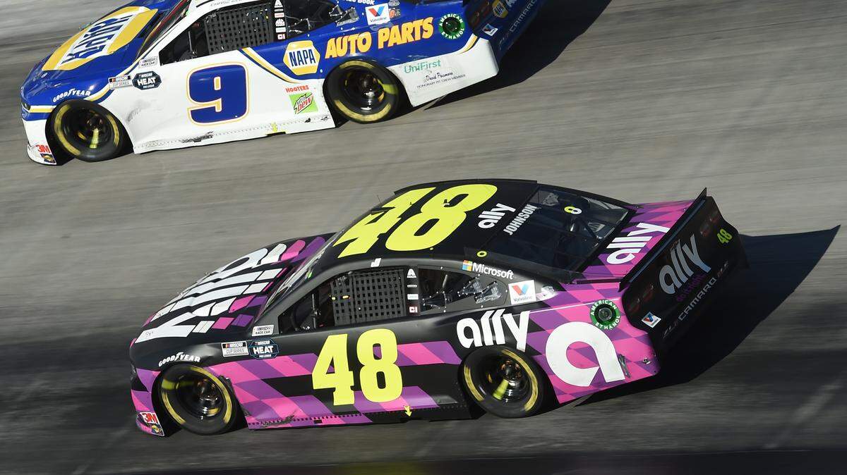 Chase Elliott, driver of the #9 NAPA Auto Parts Chevrolet, leads Jimmie Johnson, driver of the #48 Ally Chevrolet, during the NASCAR Cup Series Food City presents the Supermarket Heroes 500 at Bristol Motor Speedway on May 31, 2020 in Bristol, Tennessee.