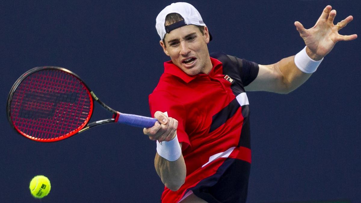 El estadonidense John Isner se impuso este viernes al canadiense Felix Auger-Aliassime en las semifinales del Miami Open.