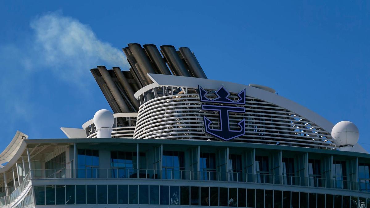 Sin shore power, o energía eléctrica en tierra, los cruceros, como el Harmony of the Seas de Royal Caribbean atracado en PortMiami el 20 de enero de 2021, deben dejar sus motores encendidos mientras están en puerto, arrojando a la atmósfera gases de efecto invernadero evitables.