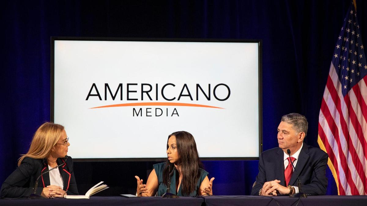 Lourdes Ubieta (izquierda), Dani Alexandrino (medio) y Nelson Rubio hablan en la conferencia de prensa organizado por Americano Media para anunciar la llegada de nuevas voces hispanas en Doral, Florida en el martes 12 de julio 2022.