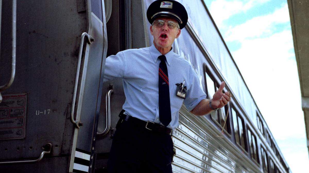 El conductor Amtrak Larry Crenshaw llama a los pasajeros a abordar el Silver Star de con destino a Nueva York que sale de Hialeah.