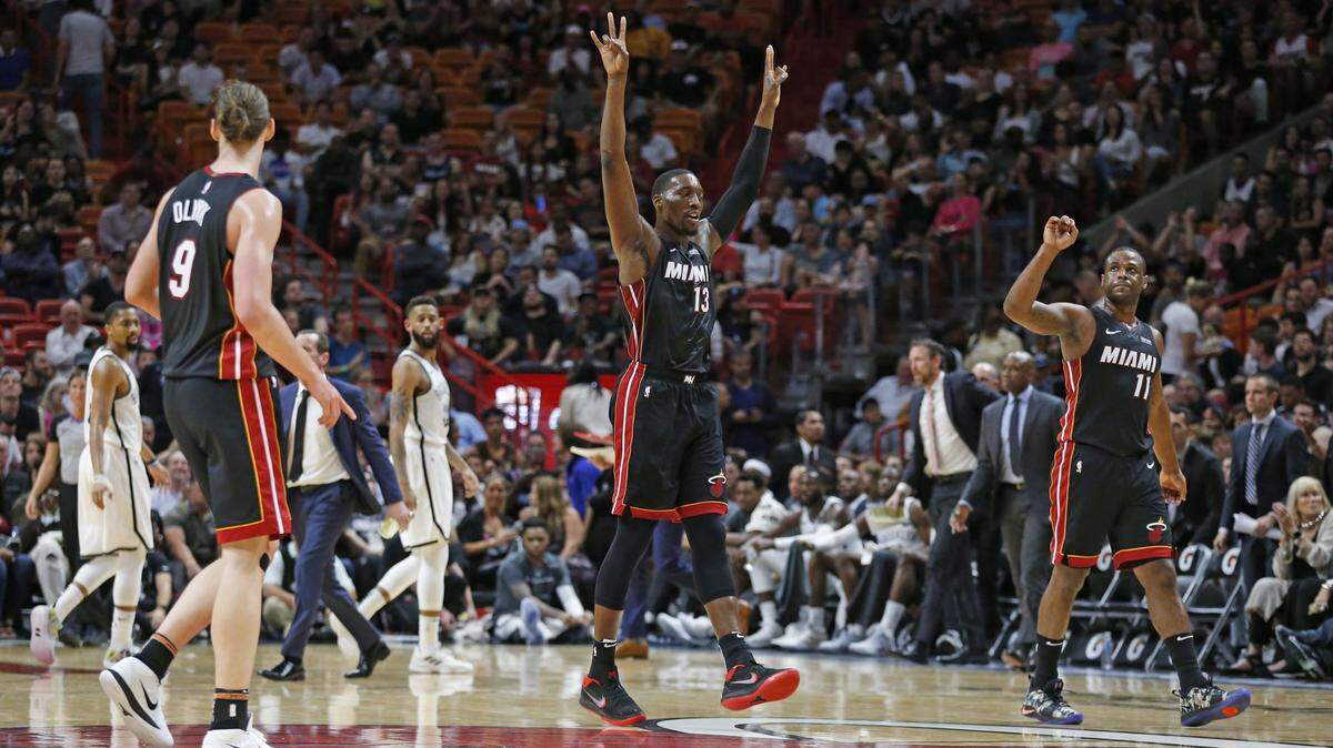 Los jugadores del Heat Bam Adebayo (13) y Dion Waiters (11) celebran un triple de Kelly Olynyk (9) este sábado ante los Nets en el American Airlines Arena.