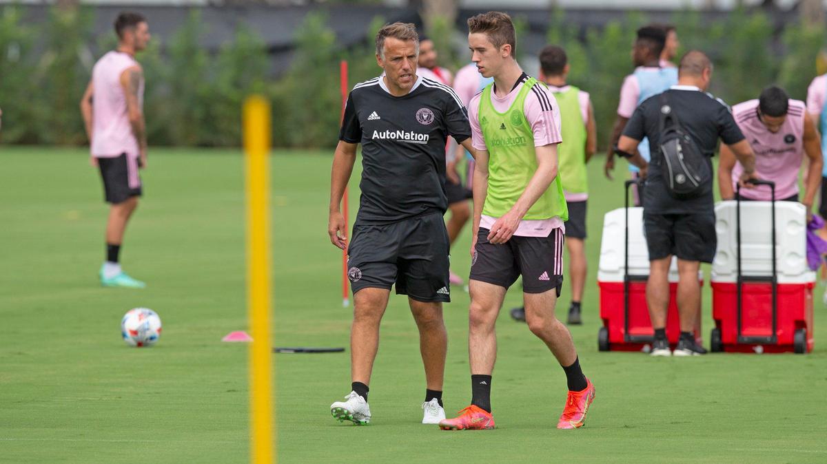 El entrenador de Inter Miami Phil Neville (izq.) con su hijo Harvey Neville, durante una práctica en el centro de entrenamiendo aledaño al DRV PNK Stadium, en Ft Lauderdale, el 23 de agosto de 2022.
