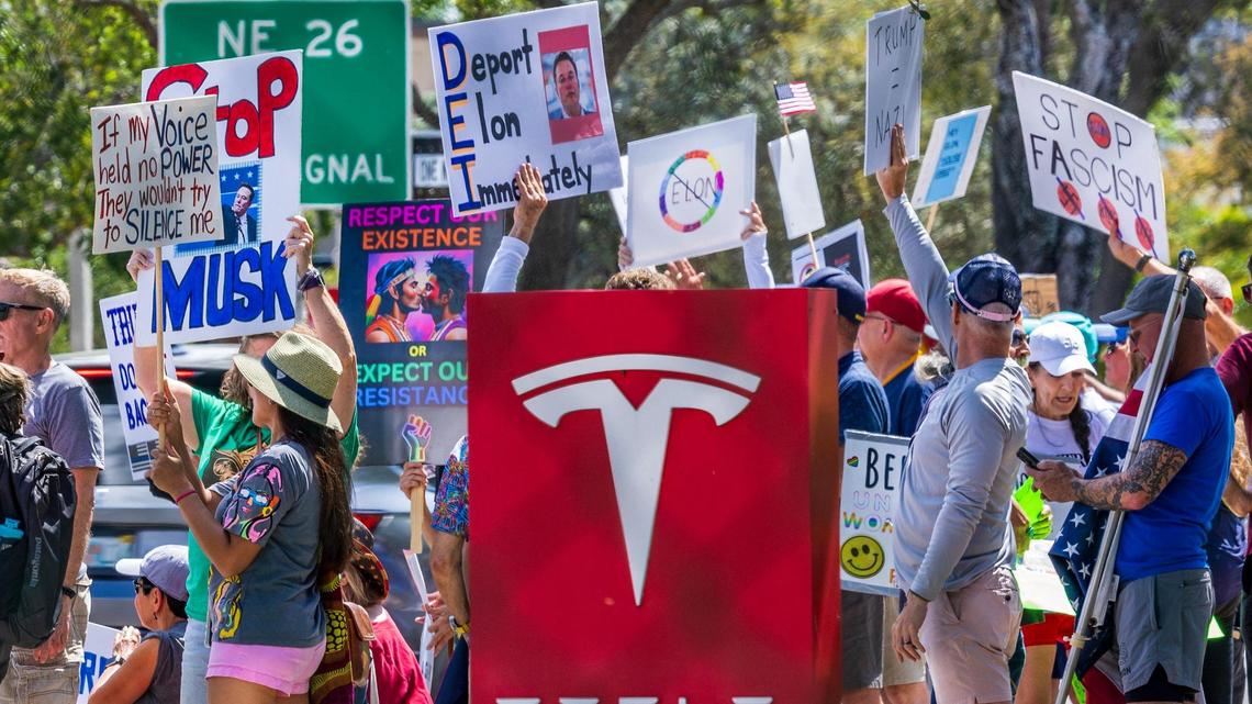Protestors outside the Fort Lauderdale Tesla showroom on March 22, 2025.