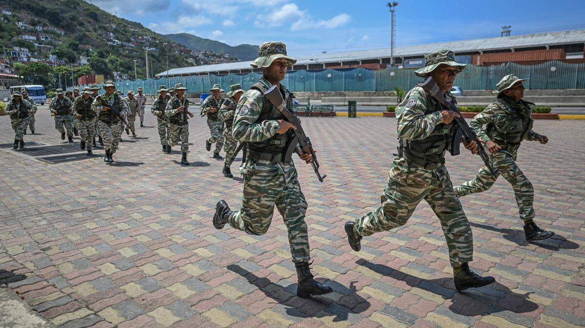Members of the Bolivarian National Militia take part in military training in La Guaira, Venezuela, on October 8, 2025.