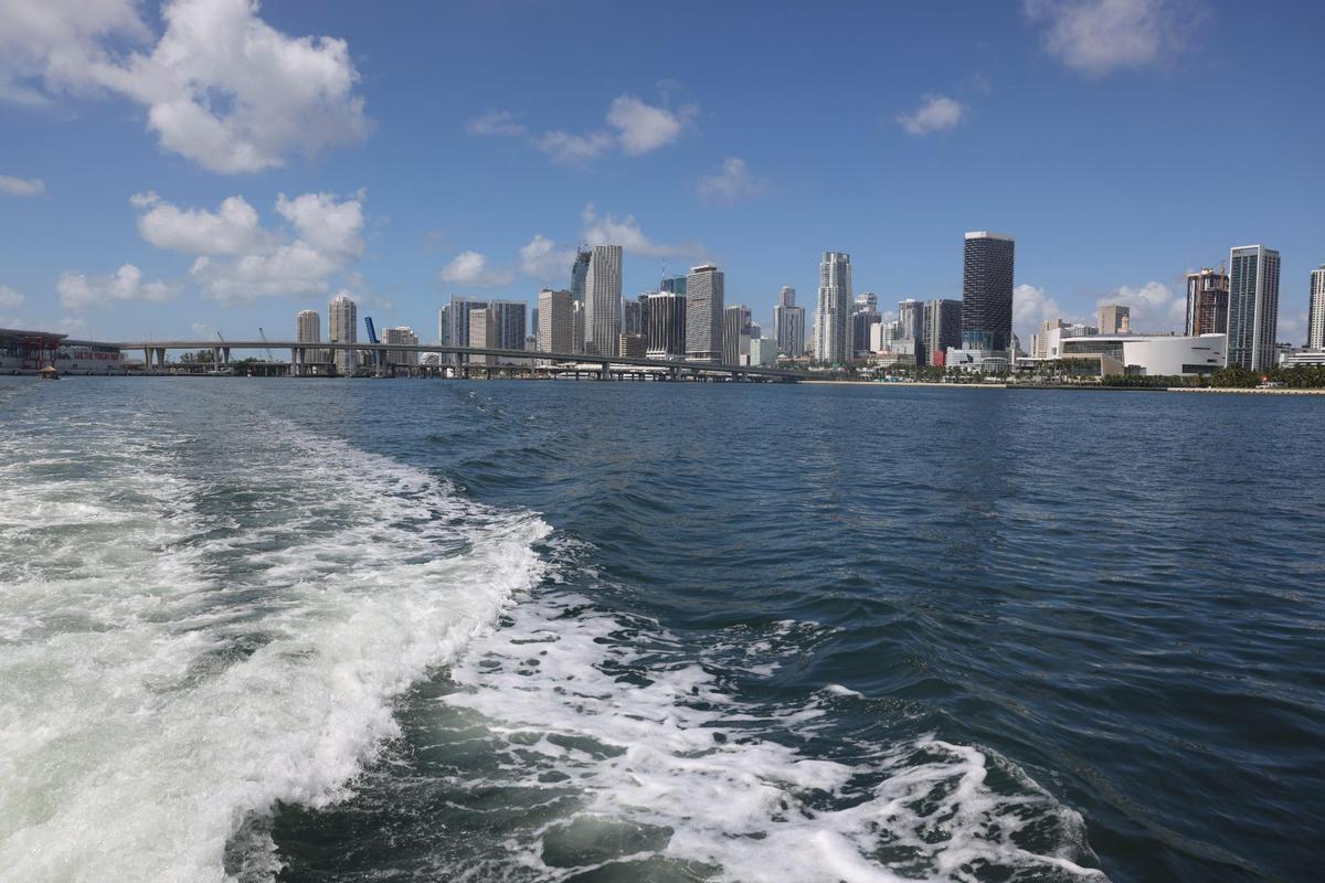 La vista del downtown de la ciudad durante un recorrido en barco con Click&Boat y uno de sus usuarios, el jueves 21 de julio de 2022. Click&Boat dijo que su objetivo es ser el "Airbnb de los alquileres de barcos", poniendo en contacto a propietarios de barcos y pequeñas empresas de chárter con personas que quieren alquilarlos.