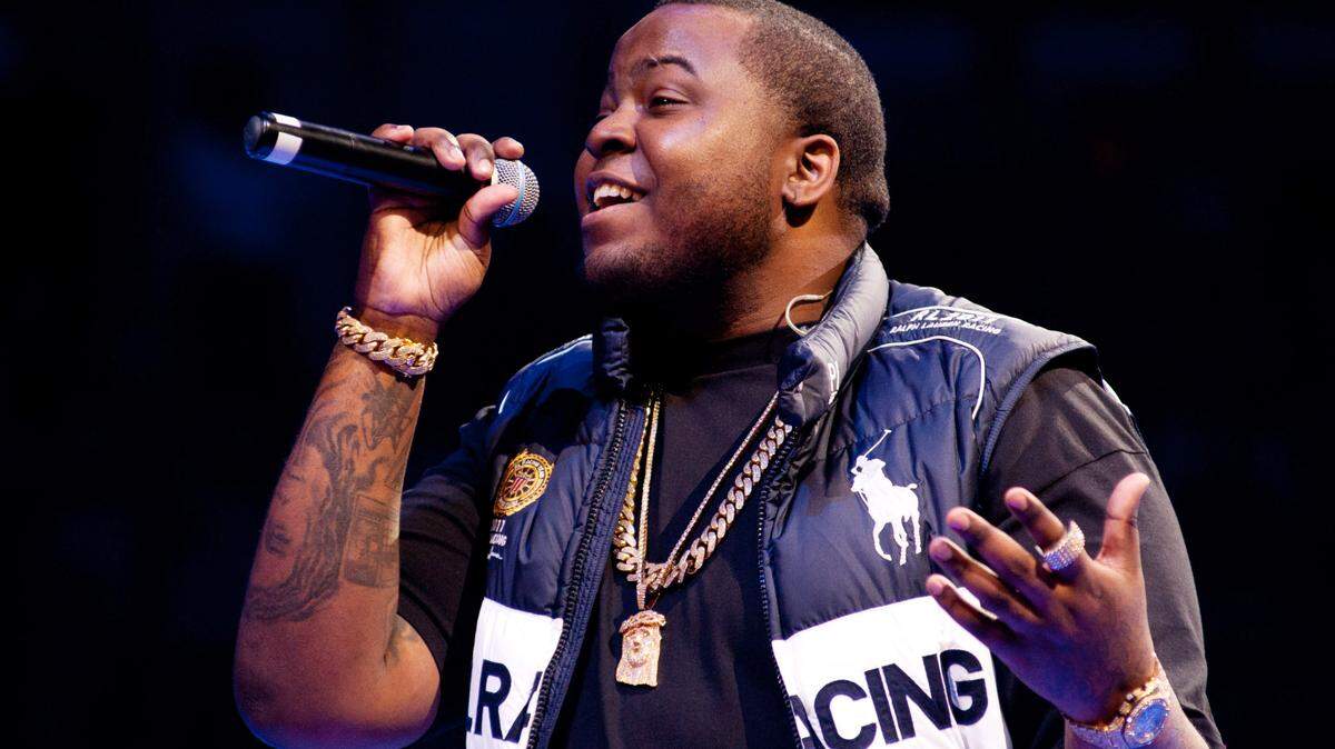 Feb 27, 2015; Auburn Hills, MI, USA; Recording artist Sean Kingston performs during halftime between the Detroit Pistons and the New York Knicks at The Palace of Auburn Hills. New York won 121-115. Mandatory Credit: Tim Fuller-USA TODAY Sports