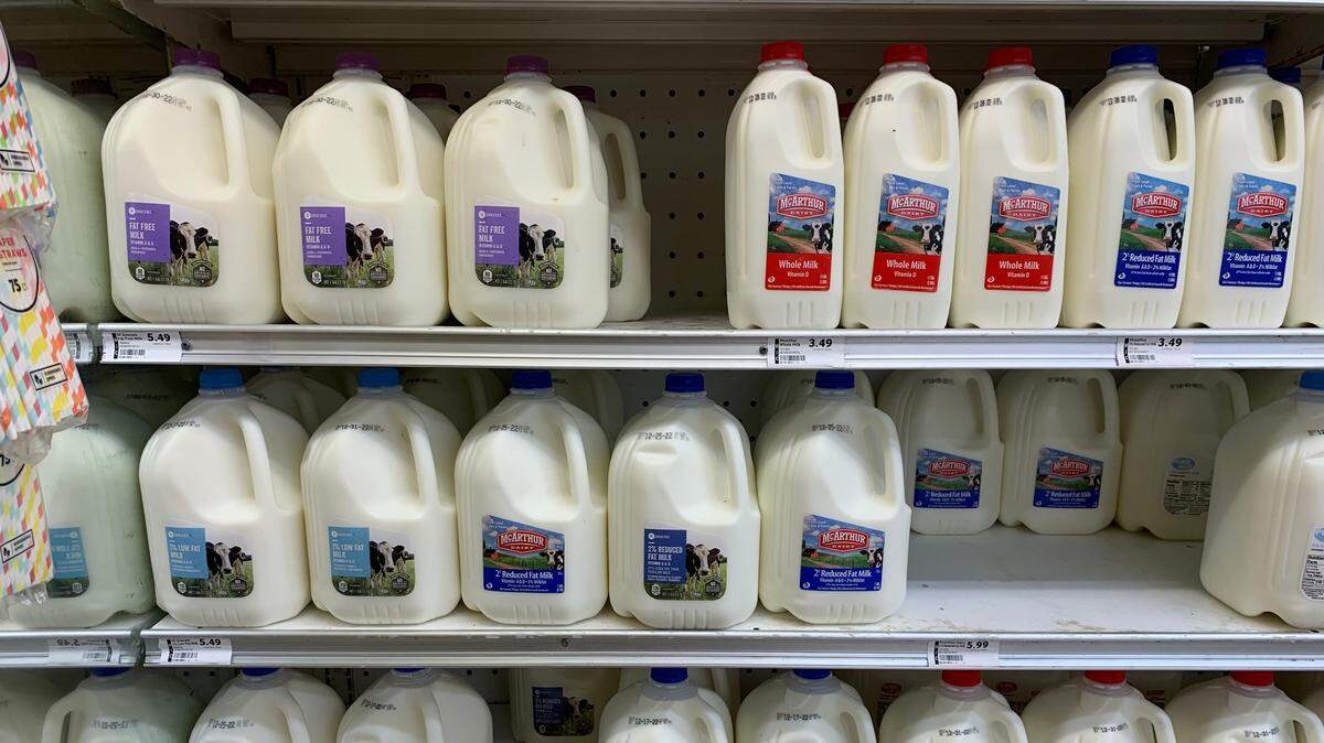 McArthur milk on the shelves of a Fresco Y Mas next to a SE Grocers brand.