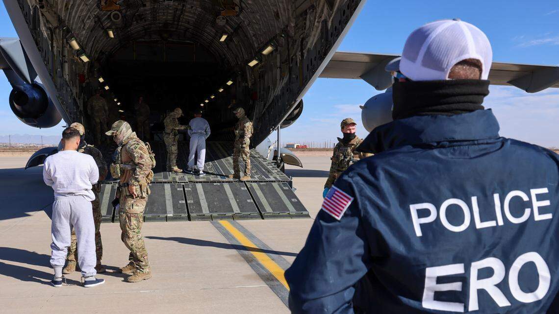 El Departamento de Seguridad Nacional publicó imágenes de migrantes detenidos preparándose para abordar el primer vuelo al centro de detención de migrantes en la base estadounidense en la Bahía de Guantánamo.