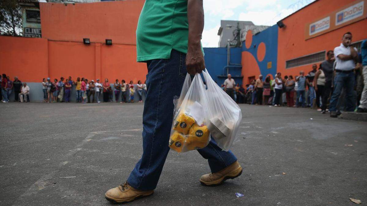 Though Venezuelan President Nicolás Maduro enjoyed a sumptuous meal in Turkey recently, Venezuelans must wait hours on line to buy flour, eggs and other basic foods.