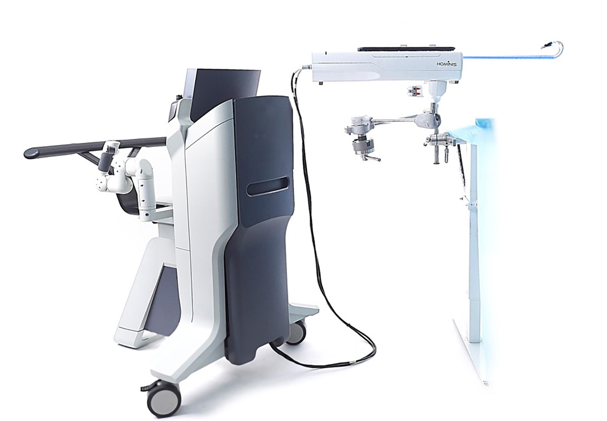 Robot para operaciones de Memic, una empresa de tecnología médica con sede en Fort Lauderdale e Israel y presidida por Maurice R. Ferré. Se trata del "único robot quirúrgico autorizado por la FDA que cuenta con brazos en miniatura de forma humanoide, con articulaciones de hombros, codos y muñecas, que proporcionan una destreza de nivel humano y una articulación de 360 grados", según un comunicado de prensa.