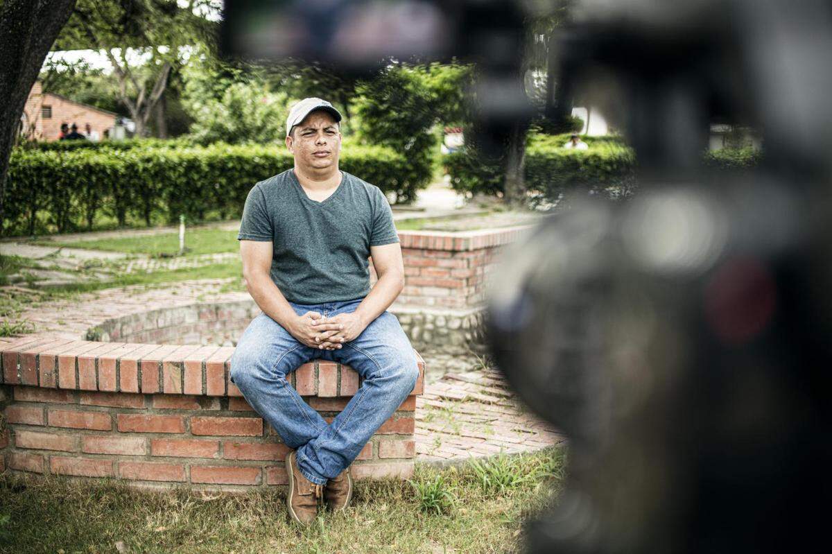 El ex sargento de la Guardia Nacional venezolana Harry Solano responde las preguntas de los periodistas en Cúcuta, Colombia.