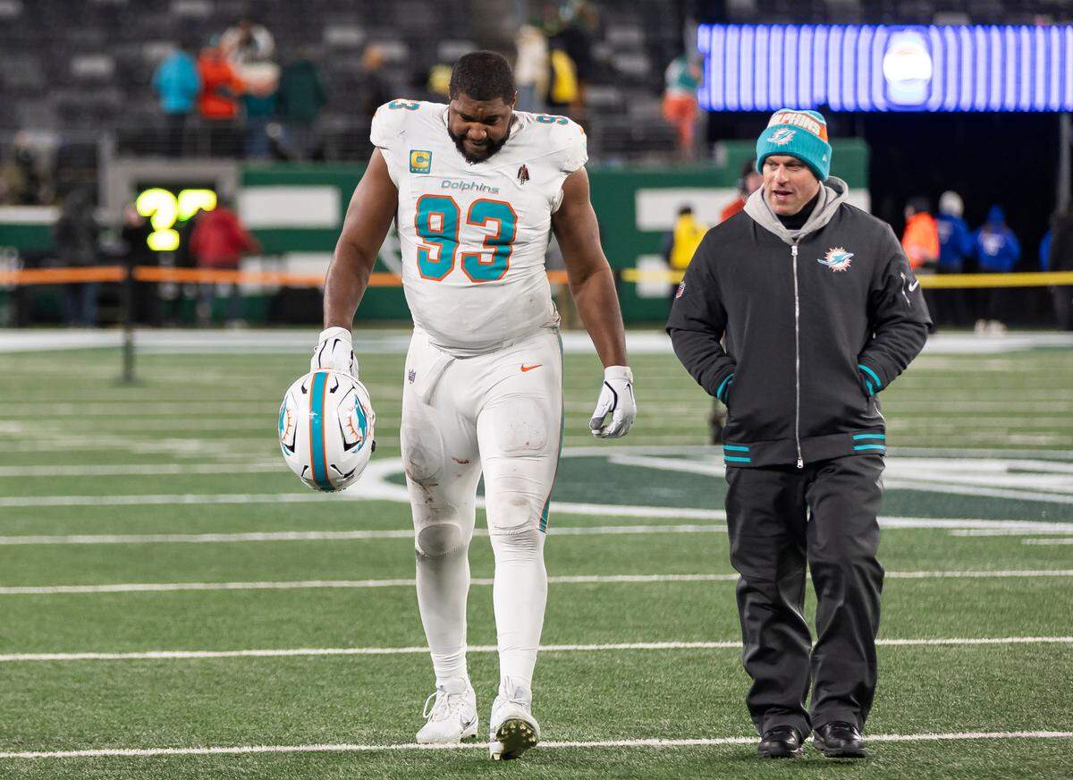 Miami Dolphins defensive tackle Calais Campbell (93) leaves the field after losing his NFL game against the New York Jets at the MetLife Stadium on Sunday, Jan. 5, 2025, in East Rutherford, N.J.