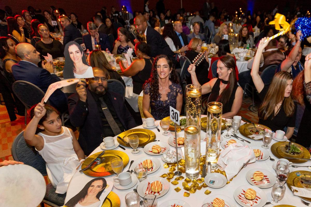 Melissa Abril-Dotel, de 40 años, que enseña segundo grado en la Primaria North Beach, reacciona con su familia y amigos tras ser reconocida como finalista para el premio Maestro del Año Francisco R. Walker 2025 de las Escuelas de Miami-Dade, durante un banquete en el Miami Airport &amp; Convention Center, el martes 23 de enero de 2024.