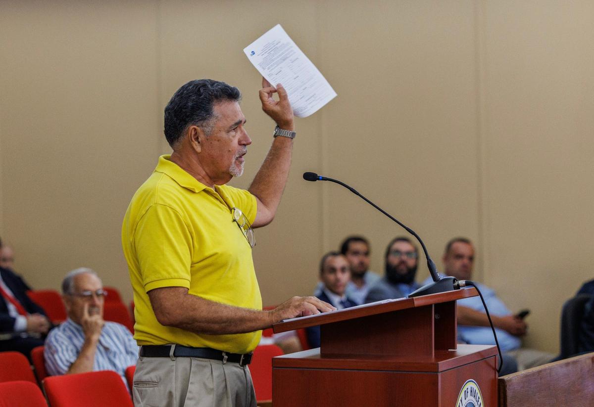 Frank de La Paz, un veterano cabildero de los pequeños desarrolladores en la ciudad, planteó sus inquietudes durante la reunión del Concejo Municipal el 13 de agosto de 2024. Criticó al Departamento de Obras Públicas, que administra los servicios de agua y alcantarillado de la ciudad, por las dificultades encontradas para aprobar la capacidad de alcantarillado para una propiedad.