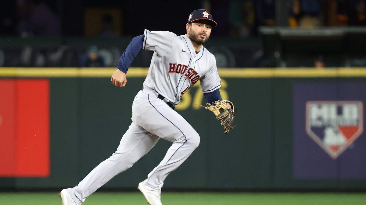 Alex De Goti #6 of the Houston Astros tries to make a play against the Seattle Mariners.