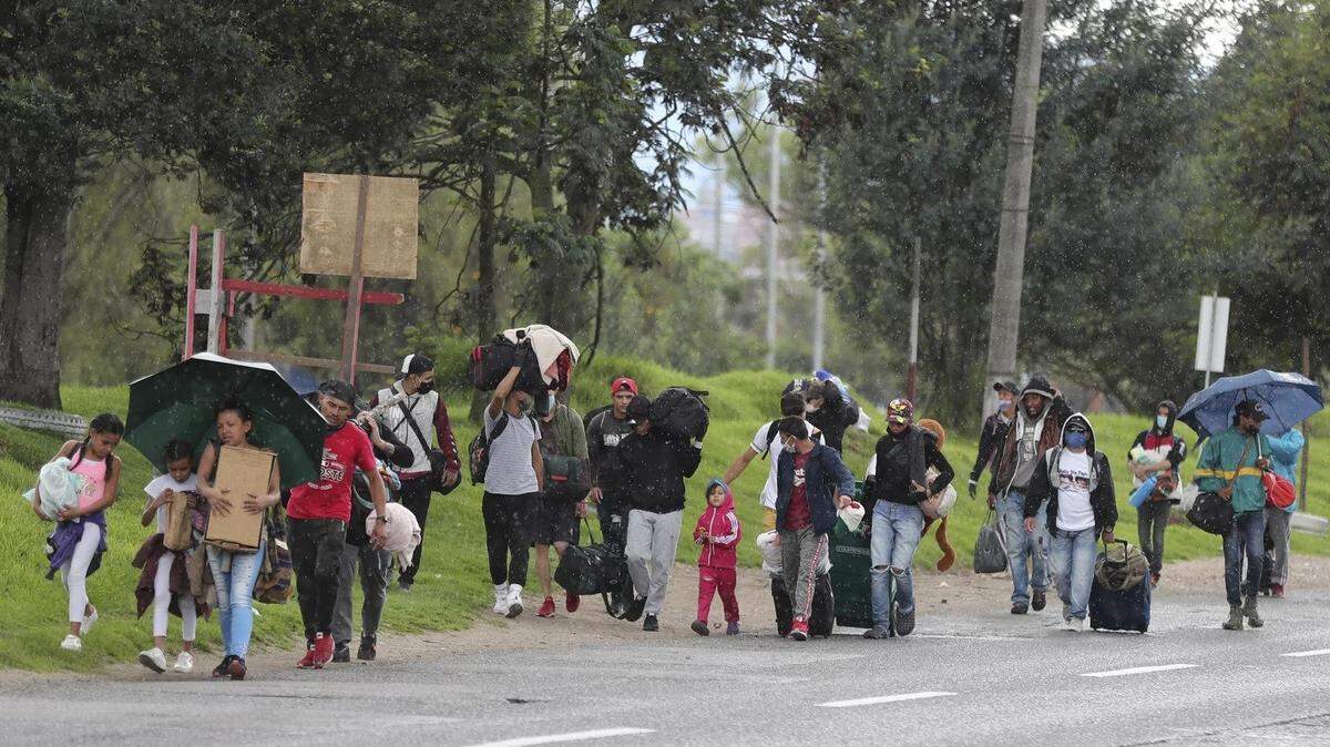 Venezuelan migrants in Colombia walk toward the border amid the coronavirus lockdown in 2020.