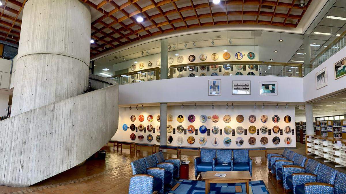 Vista de instalación de “Circular Reflections” en la Westchester Regional Library. La exposición, con obras de más de 80 artistas cubanos, se podrá ver hasta junio.