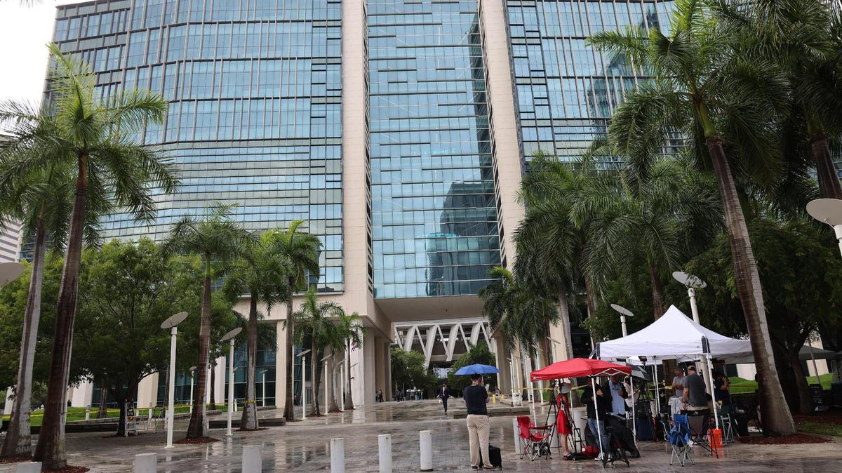 El lunes 12 de junio de 2023 los medios se instalaron bajo la lluvia de la tarde en el césped del Edificio de Tribunales Federales Wilkie D. Ferguson Jr. para prepararse para la comparecencia de Donald J. Trump ante el tribunal federal. El primer ex presidente que enfrenta cargos penales federales comparecerá ante el tribunal en Miami el martes a las 3 p.m.
