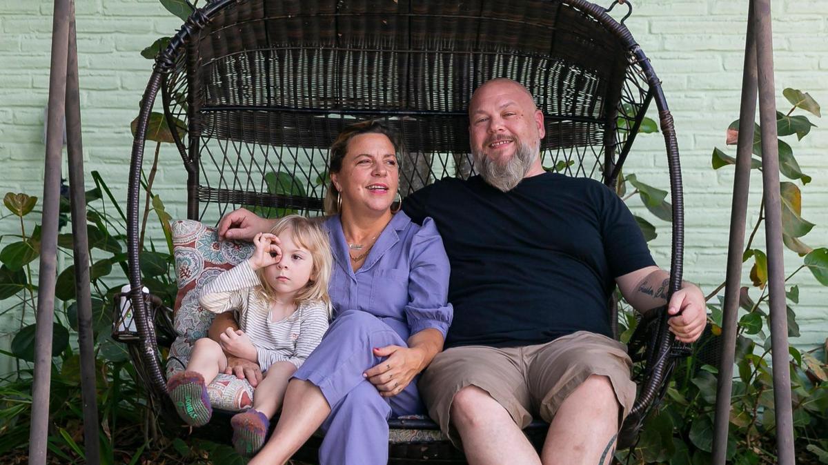 Anthony Nunziata, Carolina Peñafiel y su hijo Santino, de 4 años, sentados fuera de la casa que alquilan en Hollywood, Florida, en una imagen del 12 de febrero de 2022.