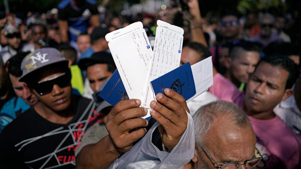 The top U.S. diplomat in Havana, Mara Tekach, has announced that visas for Cubans will be limited to just one entry. They also will be valid for only three months.