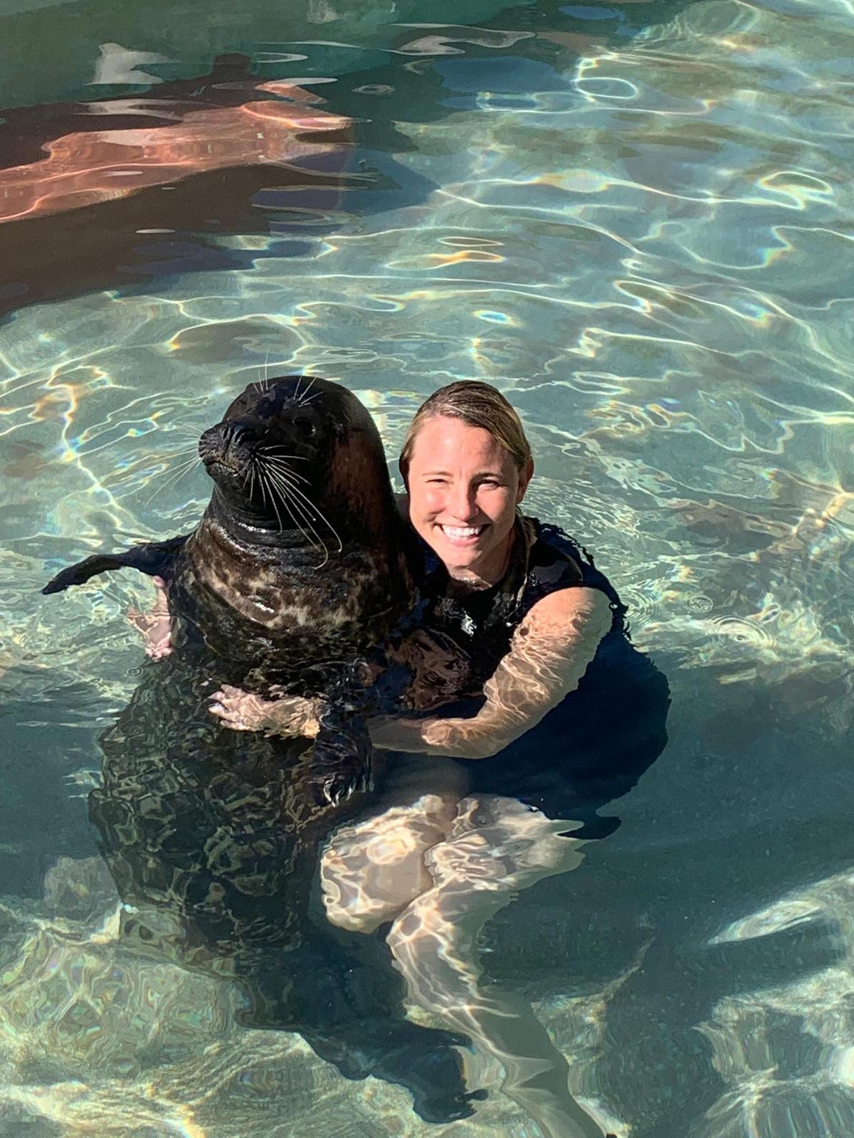 La Dra. Jenna Wallace, ex veterinaria del Seaquarium, con una de las focas del parque marino.