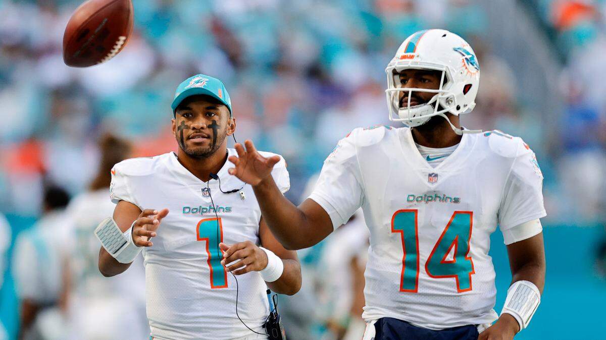 Los quarterbacks de los Miami Dolphins Tua Tagovailoa (1) y Jacoby Brissett (14) durante el segundo cuarto contra los Houston Texans en el Hard Rock Stadium el domingo 7 de noviembre de 2021 en Miami Gardens, Florida.