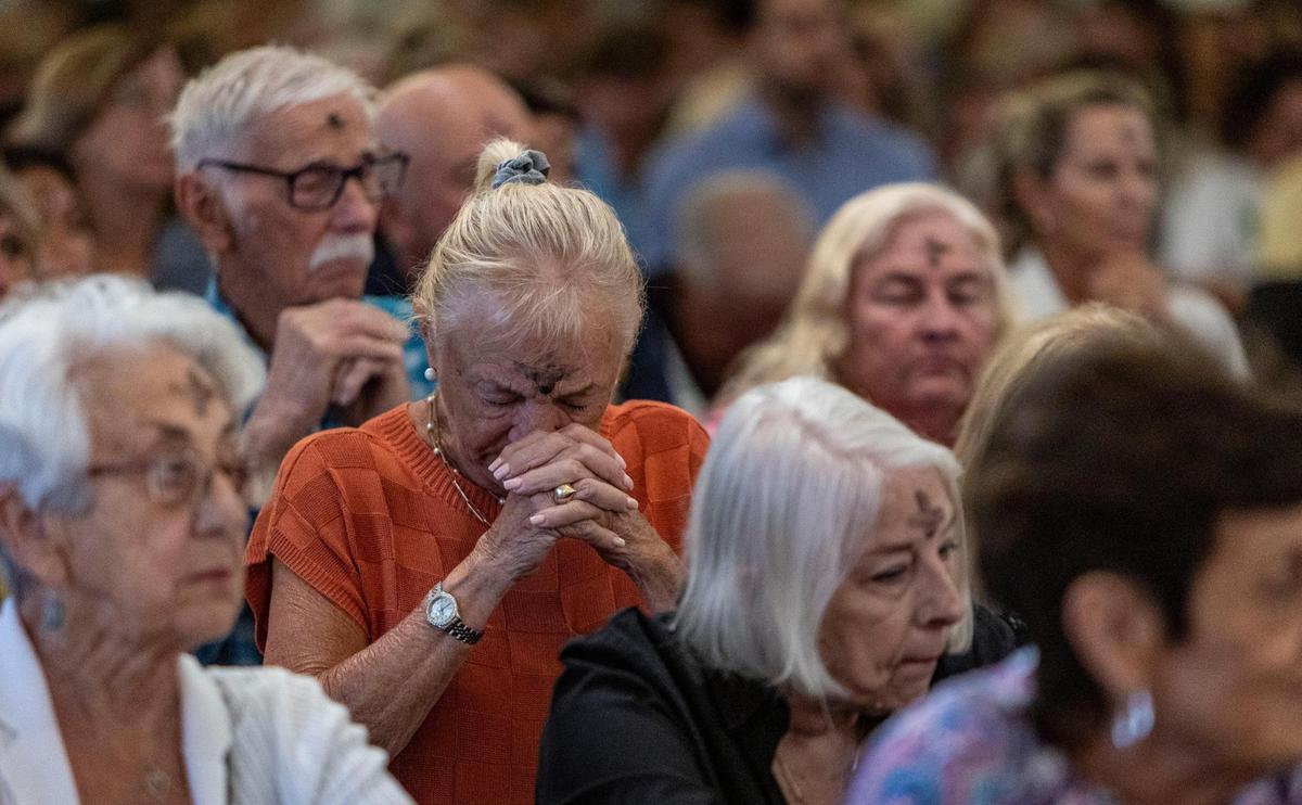 Fort Lauderdale, FL- March 5, 2025 - Church goers pray during mass on Ash Wednesday at St. Anthony Church in Fort Lauderdale, Florida. Archbishop Thomas Wenski celebrated mass at St. Anthony Church in Fort Lauderdale, Florida on the occasion of Ash Wednesday. Ash Wednesday marks the beginning of the 40-day Lenten season, a time of penance and preparation for the commemoration of the passion and death of Jesus Christ and his ultimate resurrection on Easter Sunday.