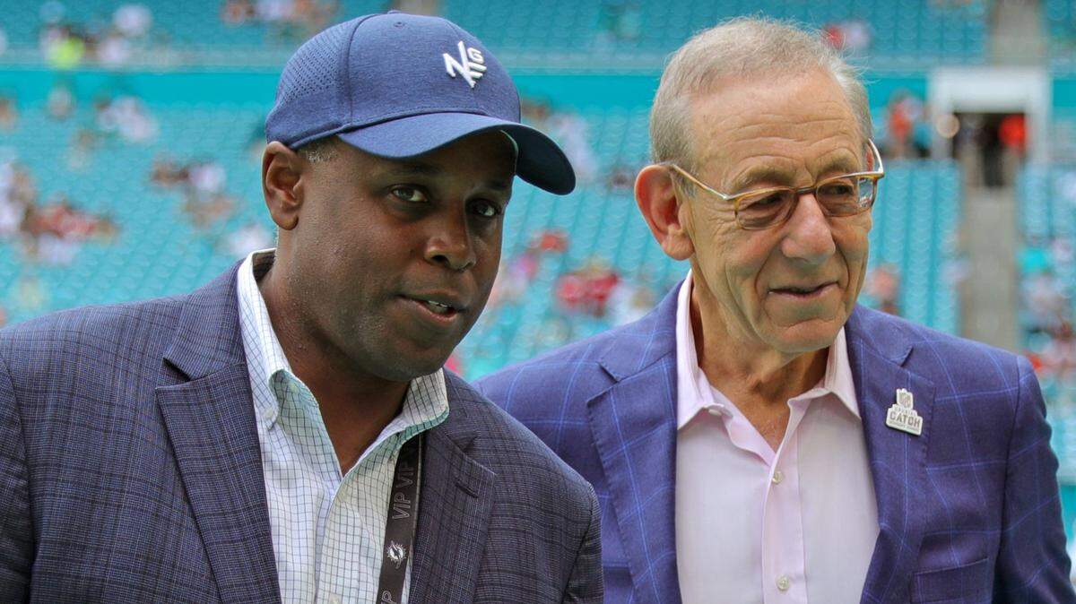 De izquierda a derecha, el gerente general y el propietario de los Dolphins, Chris Grier y Stephen M. Ross, antes del inicio del partido contra los Atlanta Falcons en el Hard Rock Stadium, el domingo 24 de octubre de 2021, en Miami Gardens, Florida.
