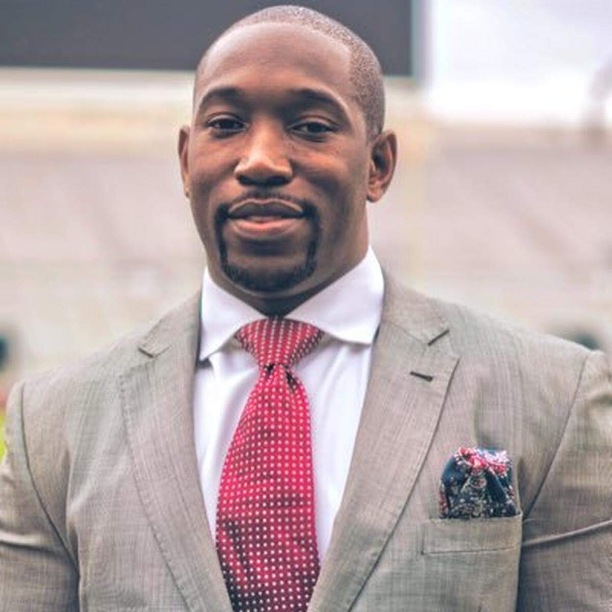 Ishmael Aristide, analista defensivo de Texas A&amp;M, será nombrado nuevo entrenador de linebackers externos de los Miami Hurricanes.