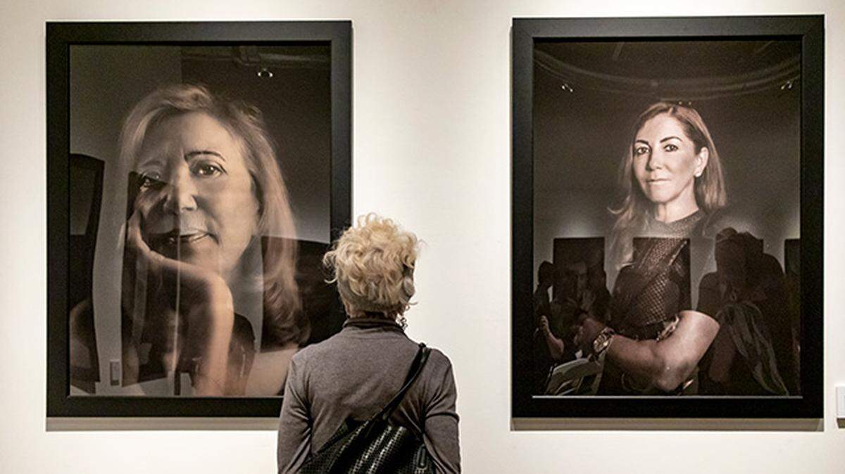En 2020, un visitante ve los retratos de la exposición "The Forgotten Exodus -An American Refuge", que destaca la última generación de judíos sefardíes nacidos en el norte de África y Oriente Medio, en la Galería de la Universidad de Miami en Wynwood.