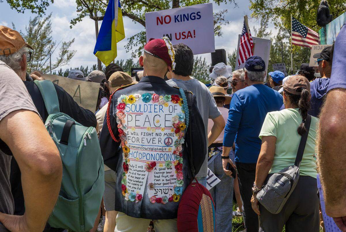 El veterano del Ejército de Estados Unidos Javier Del Rio estuvo entre los manifestantes que expresaron sus opiniones durante una protesta anti-Trump del movimiento “No Kings” en Tropical Park, en Miami, como parte de una jornada nacional que también incluyó al sur de Florida, el sábado 28 de marzo de 2026.