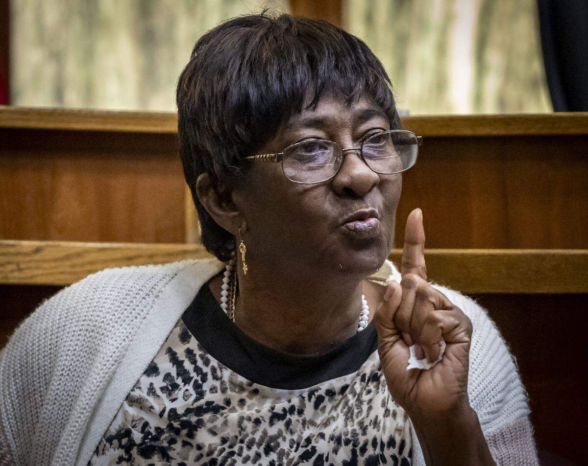 Miami, FL, October 28, 2025 - Lynette Dorsett, Labrant Dennis' stepmother testifying in court during a resentencing trial at Miami-Dade County Criminal Court.Jurors will decide if Labrant Dennis, convicted of fatally bludgeoning his ex-girlfriend and a UM football player she was seeing, will be sent back to Florida's Death Row. 