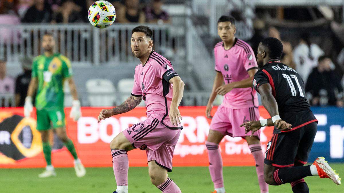 El delantero del Inter Miami Lionel Messi intenta controlar el balón ante la marca de Cristian Dájome, del DC United, en el partido celebrado el 18 de mayo de 2024 en el Chase Stadium en Fort Lauderdale, Florida.