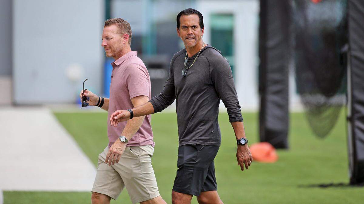 El entrenador del Miami Heat, Erik Spoelstra, a la derecha, asiste a la práctica de los Miami Dolphins en el Baptist Health Training Complex en Miami Gardens el 17 de agosto de 2022.
