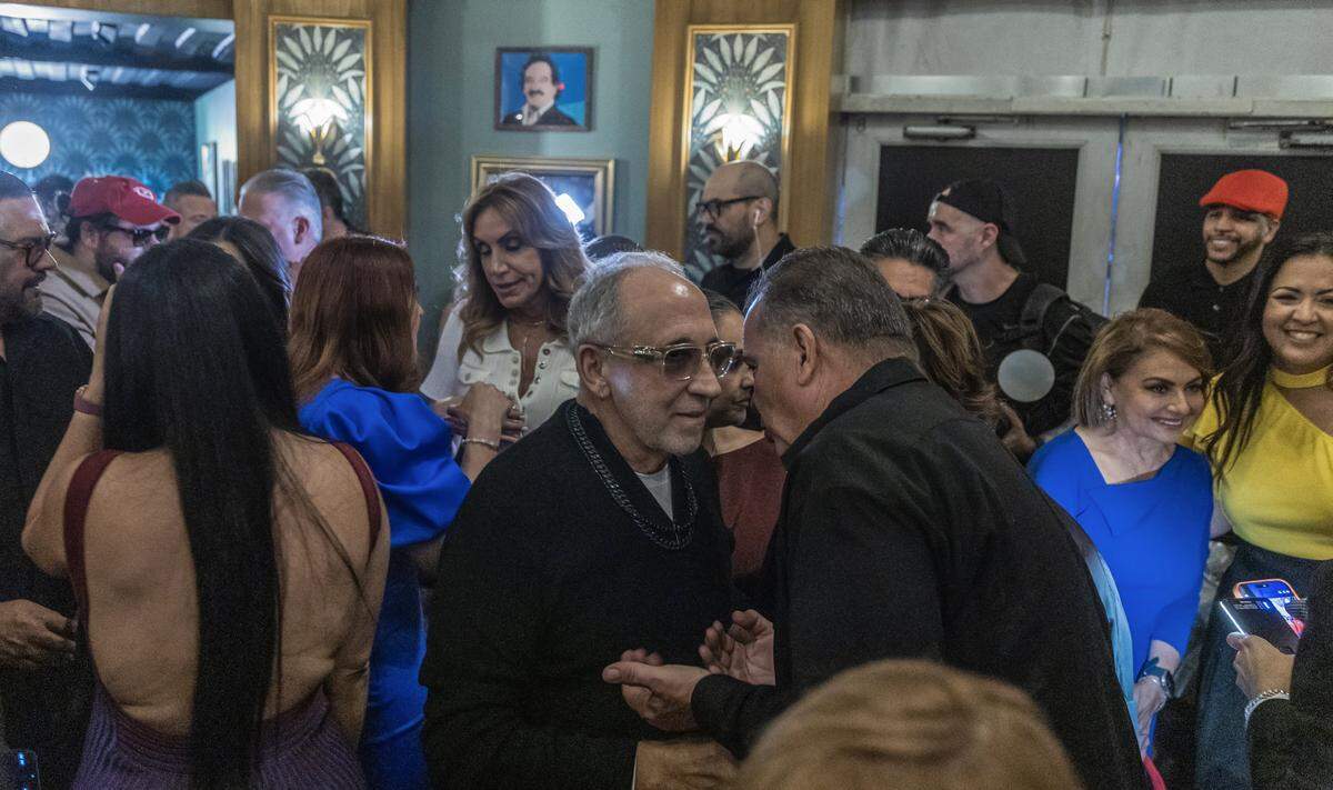 Producer Emilio Estefan at the bar of the “Muerto de Risa – El Último Show de Álvarez Guedes.” 