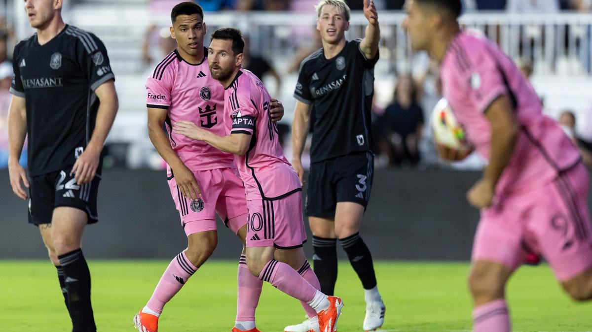 El delantero del Inter Miami Lionel Messi (10) reacciona después de anotar un gol contra Nashville SC, en la primera mitad del partido de la MLS celebrado el 20 de abril de 2024 en el Chase Stadium en Fort Lauderdale, Florida.